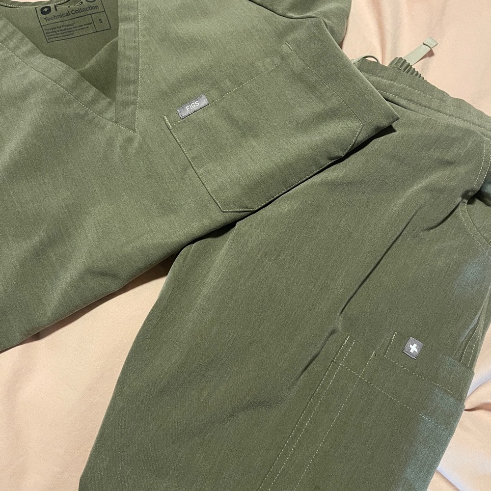 Catarina small top and small petite yola pants. Color Heather Olive